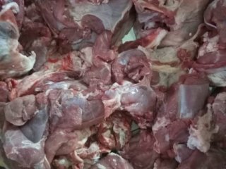 1、美味羊肉香肠,洗净晾干待切