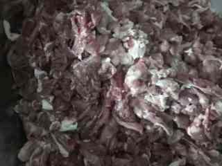 4、美味羊肉香肠,切好片的羊肉