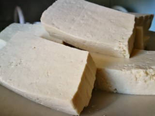 1、美味素菜之卤豆腐＋卤蛋,豆腐切厚片