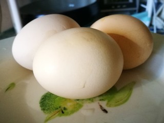 2、美味素菜之卤豆腐＋卤蛋,鸡蛋煮熟