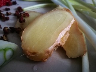 7、美味素菜之卤豆腐＋卤蛋,姜切片