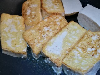 10、美味素菜之卤豆腐＋卤蛋,豆腐两面煎焦黄