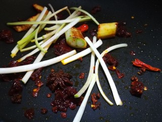 12、美味素菜之卤豆腐＋卤蛋,锅中爆香葱姜八角花椒蒜黄段 加入豆瓣酱