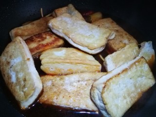 16、美味素菜之卤豆腐＋卤蛋,倒入炸好的豆腐