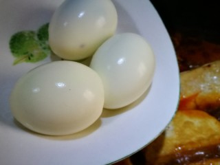 17、美味素菜之卤豆腐＋卤蛋,鸡蛋剥壳倒入锅中