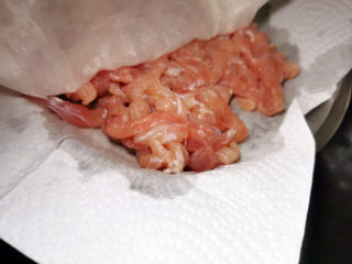 10、萝卜干炒肉,取出，吸干表面水分