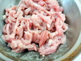 12、萝卜干炒肉,猪肉丝放入调味料中抓匀