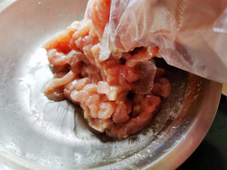 13、萝卜干炒肉,倒入少许油，封住。