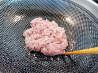 14、萝卜干炒肉,热锅冷油，下猪肉丝