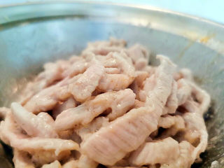 15、萝卜干炒肉,滑炒至断生即可取出备用