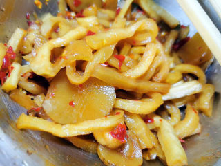 16、萝卜干炒肉,萝卜丝尝一下太辣，忍痛割爱，冲去辣度