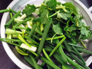 17、萝卜干炒肉,葱与香菜切段