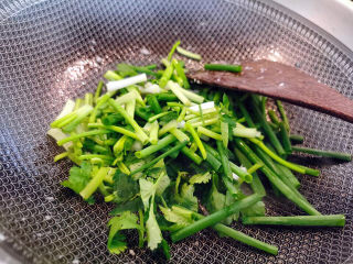 18、萝卜干炒肉,利用滑肉油锅炒香葱与香菜