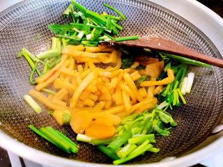 19、萝卜干炒肉,中间放入萝卜干，炒至出香味