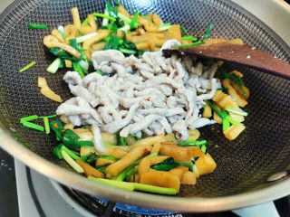 20、萝卜干炒肉,这时猪肉丝也放进来