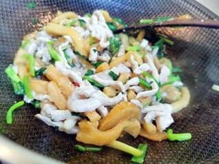 21、萝卜干炒肉,翻炒均匀所有食材