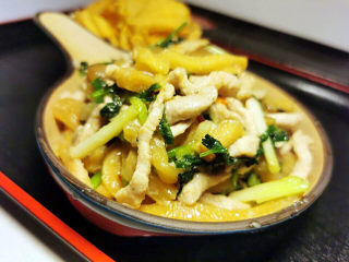 22、萝卜干炒肉,装盘后配上洋芋片，吃的时候，夹一小撮萝卜干与肉丝，放在洋芋片上，一起吃，这美妙滋味尝过就忘不了