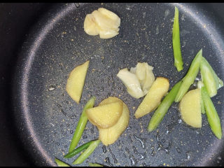 1、何炅麻辣烫,起锅烧油，葱姜蒜爆香