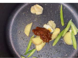 2、何炅麻辣烫,加入一勺豆瓣酱，炒香