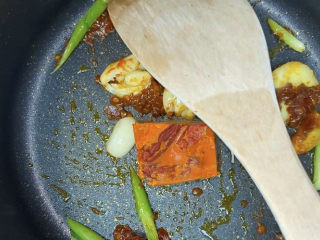 3、何炅麻辣烫,加入一大块火锅底料，辣味主要靠它了……