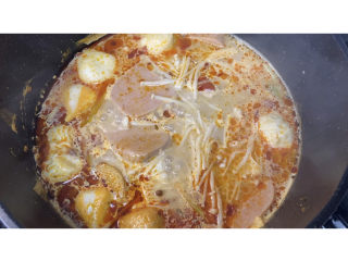 7、何炅麻辣烫,汤开了，加入自己喜欢的菜，我加了午餐肉、金针菇、丸子、土豆、藕片等