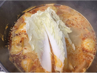 9、何炅麻辣烫,最后加入青菜煮熟即可