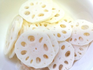 3、姜末莲菜,切片，在用凉水冲洗一下