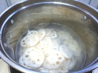 4、姜末莲菜,烧水焯莲菜至煮熟