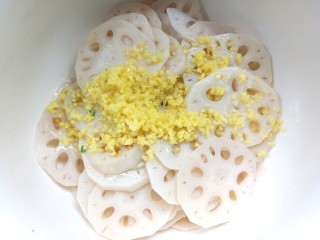 14、姜末莲菜,油热后浇入姜末上