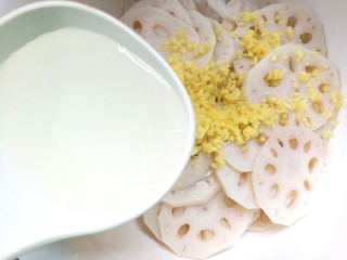 15、姜末莲菜,加入柠檬醋