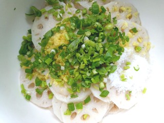 17、姜末莲菜,放入香葱，香菜，香油