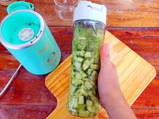 11、健康饮食之芹菜芦笋黄瓜汁,拧紧盖子！