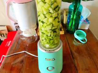 12、健康饮食之芹菜芦笋黄瓜汁,扣到打汁机上，旋转至严实位置！