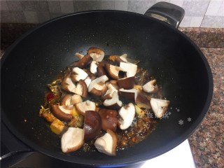 7、红烧跑山鸡,放入香菇翻炒2分钟。