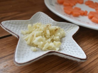 4、厨房挑战+素菜+蒜蓉西兰花,将三瓣蒜切成蒜末备用