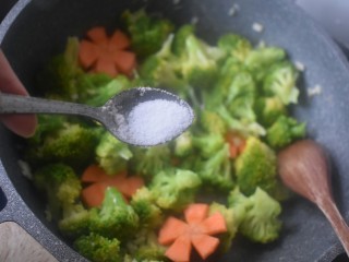 12、厨房挑战+素菜+蒜蓉西兰花,加入小半勺食盐