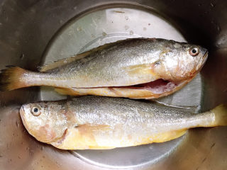 1、香辣小黄鱼,准备好小黄鱼，去腮去鳞去内脏