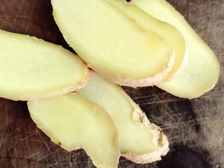 2、香辣小黄鱼,生姜切片