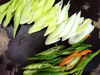 5、香辣小黄鱼,线椒、大葱切厚片