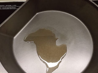 6、香辣小黄鱼,锅中放油烧热