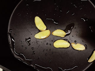 7、香辣小黄鱼,下姜片爆香