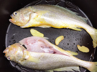 8、香辣小黄鱼,放入小黄鱼