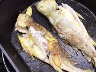 9、香辣小黄鱼,淋上红酒、撒少许盐小火煎黄后翻面继续煎