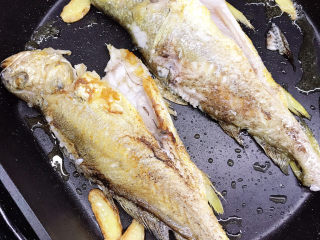 10、香辣小黄鱼,煎至两面金黄