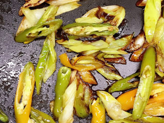 13、香辣小黄鱼,炒熟后放酱油拌匀关火