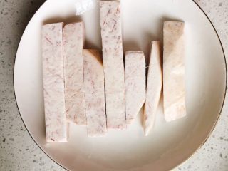 1、剁椒槟榔芋-快手下饭菜,准备槟榔芋,我买的是鲜切的,因为对芋头过敏,不敢自己刮皮。