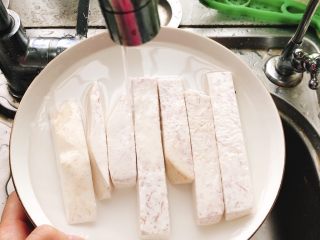 2、剁椒槟榔芋-快手下饭菜,用水冲洗一遍。