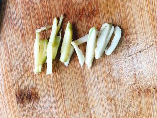 3、剁椒槟榔芋-快手下饭菜,姜、蒜切丝。