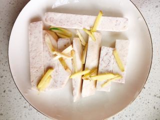 4、剁椒槟榔芋-快手下饭菜,铺到槟榔芋上。