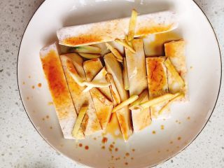 5、剁椒槟榔芋-快手下饭菜,加入3勺生抽。